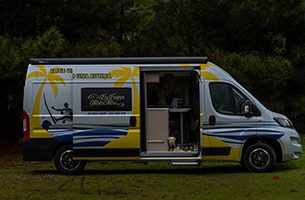 Una furgoneta (autocaravanas) aparcada en un descampado.