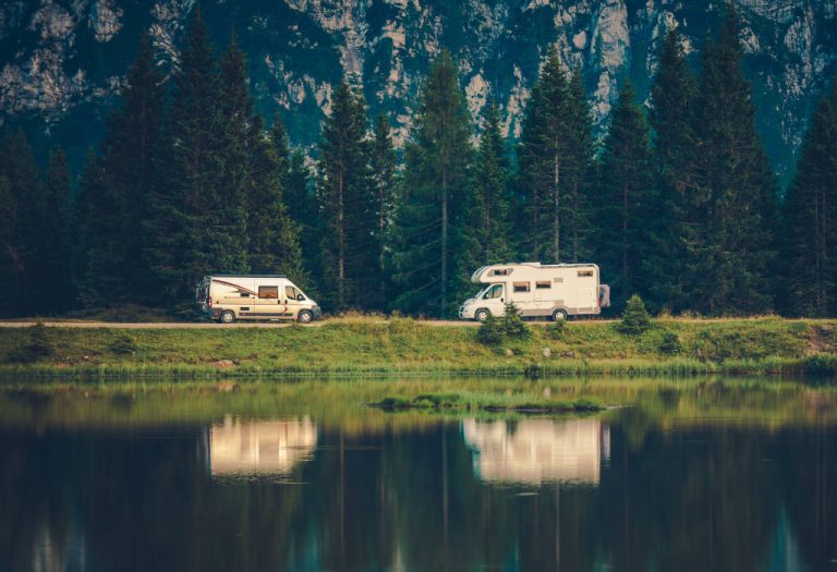 Autocaravanas aparcadas en un lago