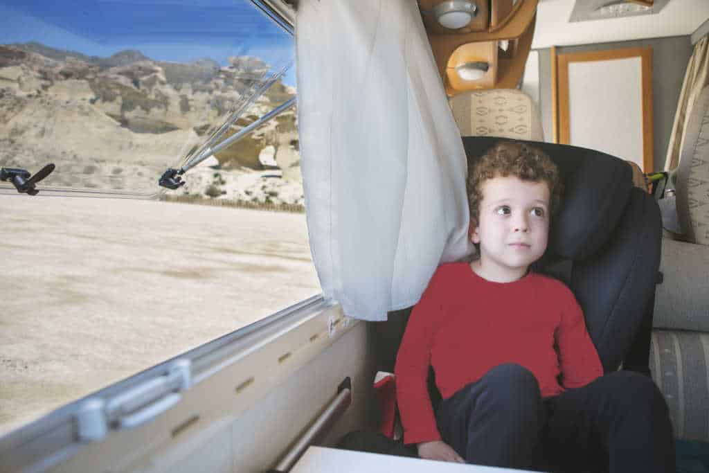 niño sentado autocaravana