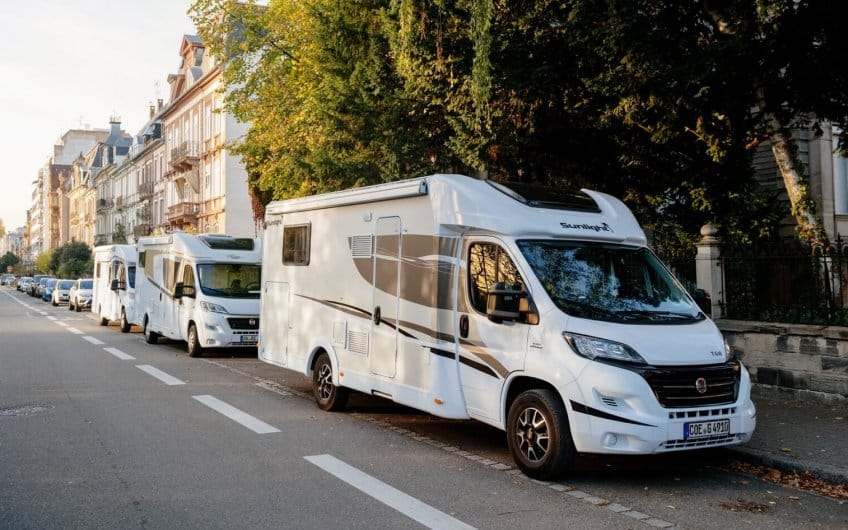 Autocaravanas correctamente aparcada en la calle