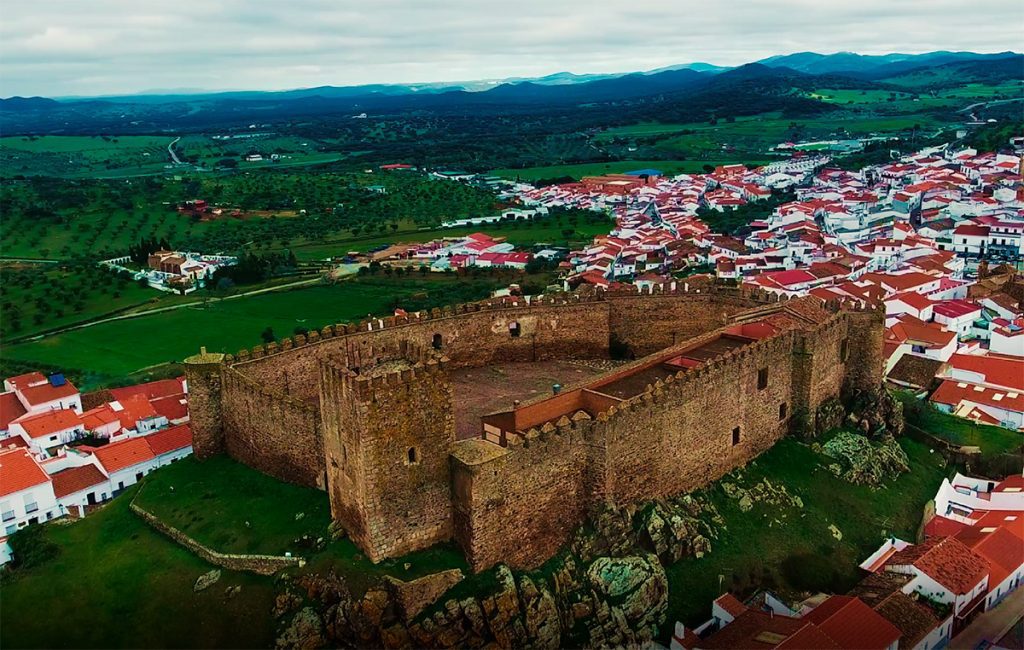 Vista panorámica Castillo y pueblo de Segura de León