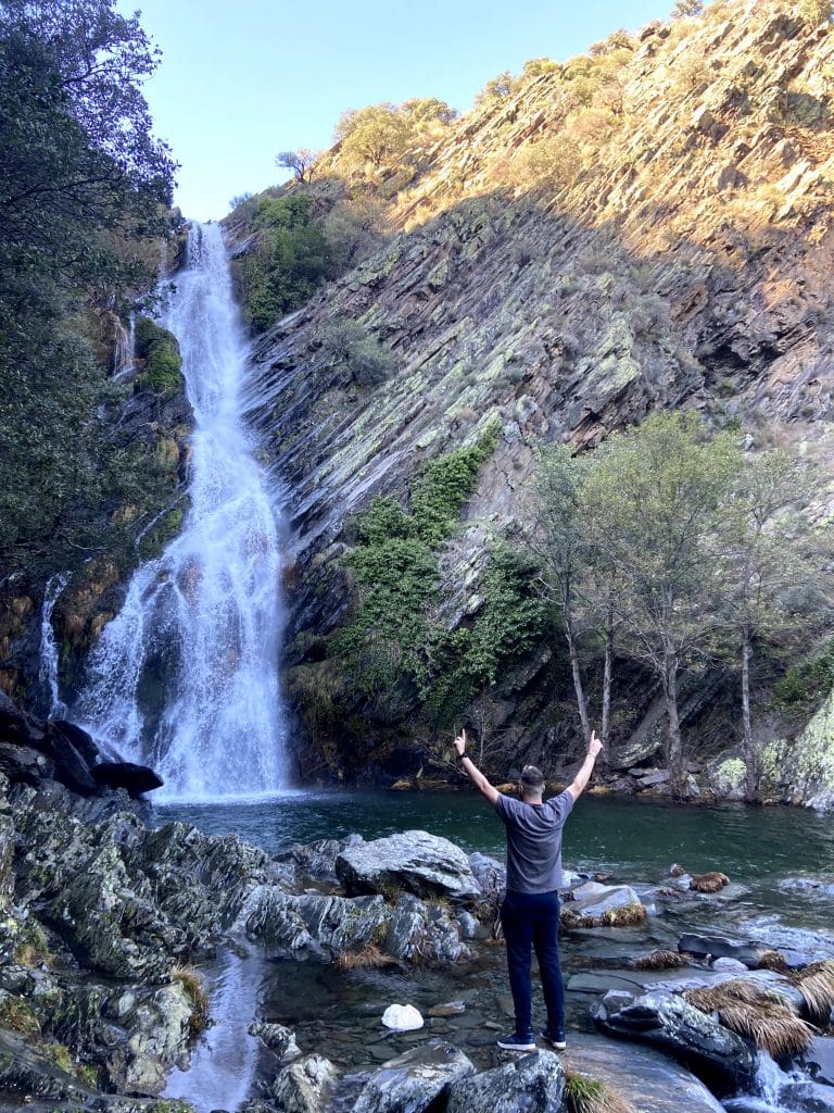 Disfrutando de una de las mejores cascadas de las Hurdes